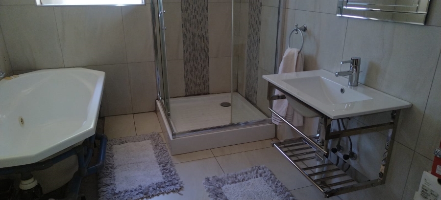 8 Bedroom Property for Sale in Three Rivers East Gauteng