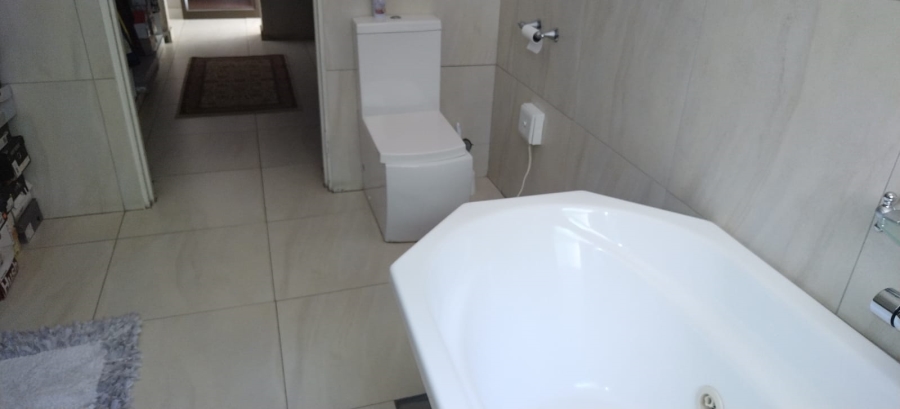 8 Bedroom Property for Sale in Three Rivers East Gauteng