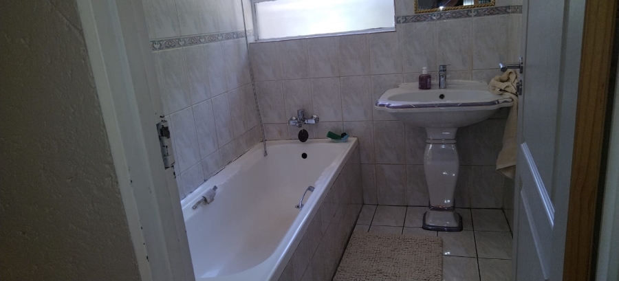 8 Bedroom Property for Sale in Three Rivers East Gauteng