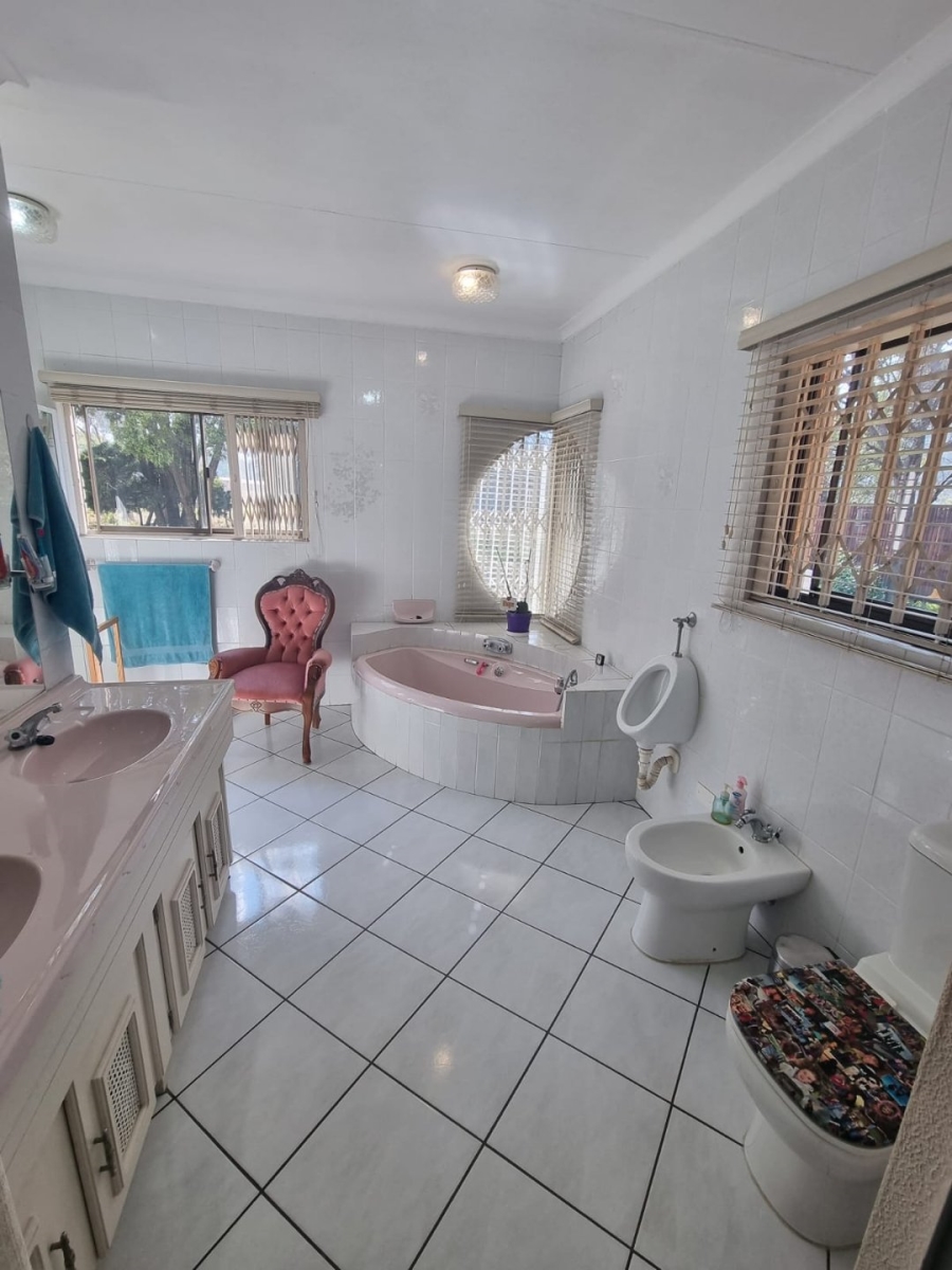 6 Bedroom Property for Sale in Kaalplaats Gauteng