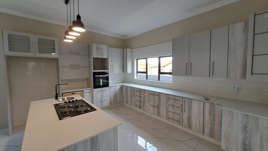 4 Bedroom Property for Sale in Blue Hills AH Gauteng