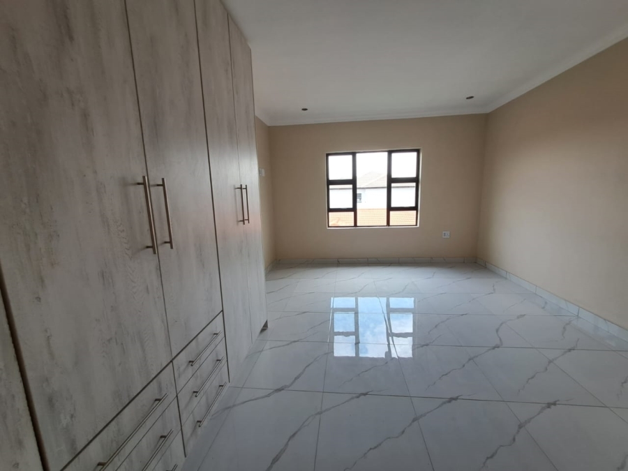 4 Bedroom Property for Sale in Blue Hills AH Gauteng