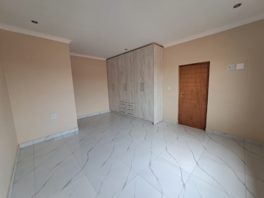 4 Bedroom Property for Sale in Blue Hills AH Gauteng