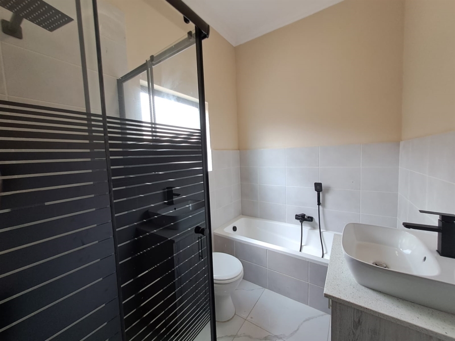 4 Bedroom Property for Sale in Blue Hills AH Gauteng