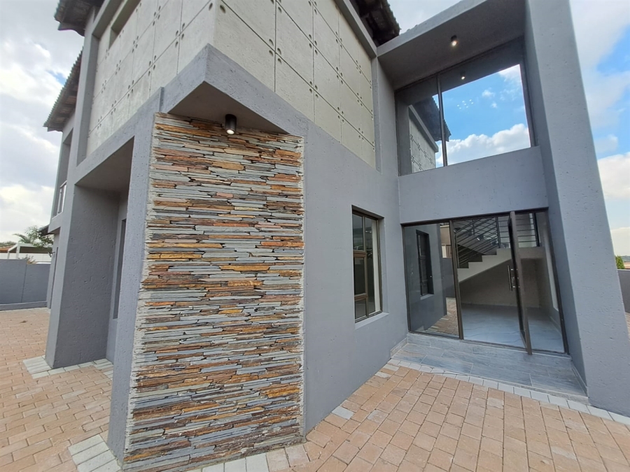4 Bedroom Property for Sale in Blue Hills AH Gauteng