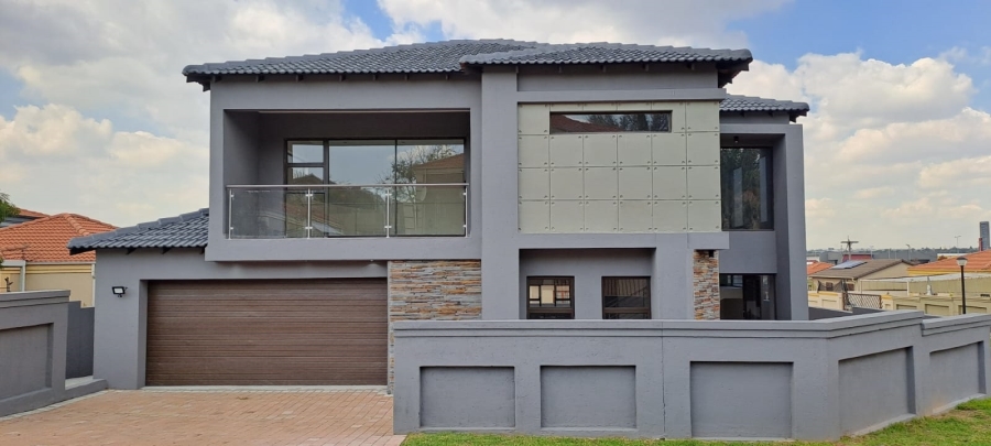 4 Bedroom Property for Sale in Blue Hills AH Gauteng