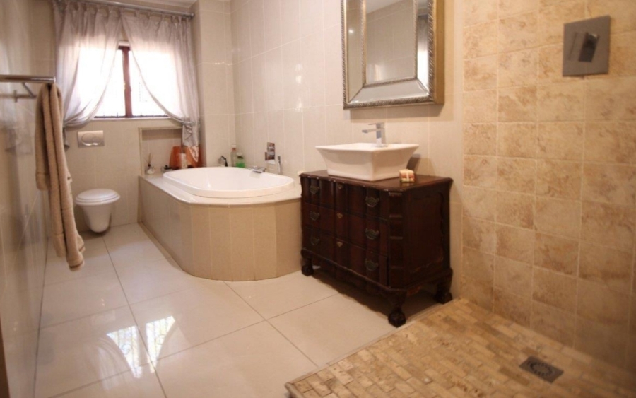 5 Bedroom Property for Sale in Florauna Gauteng