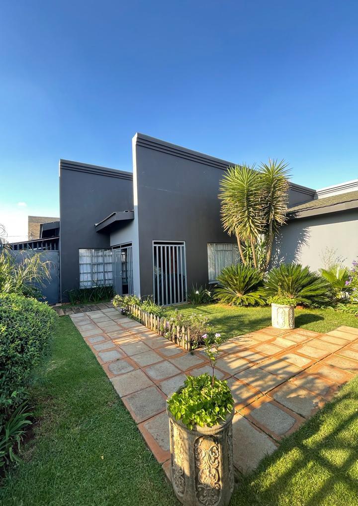 5 Bedroom Property for Sale in Lenasia Gauteng