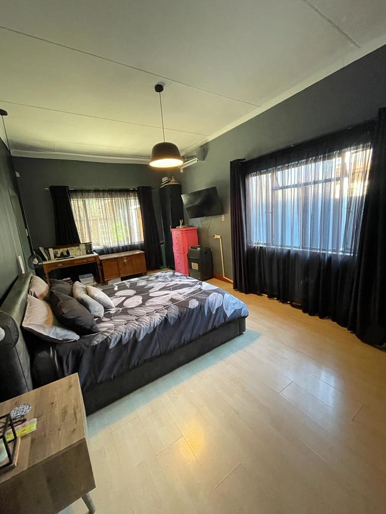 5 Bedroom Property for Sale in Lenasia Gauteng