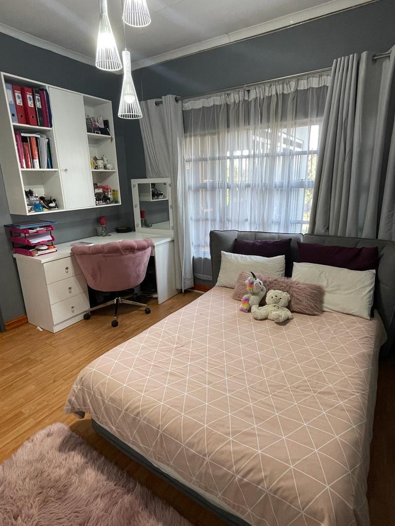 5 Bedroom Property for Sale in Lenasia Gauteng