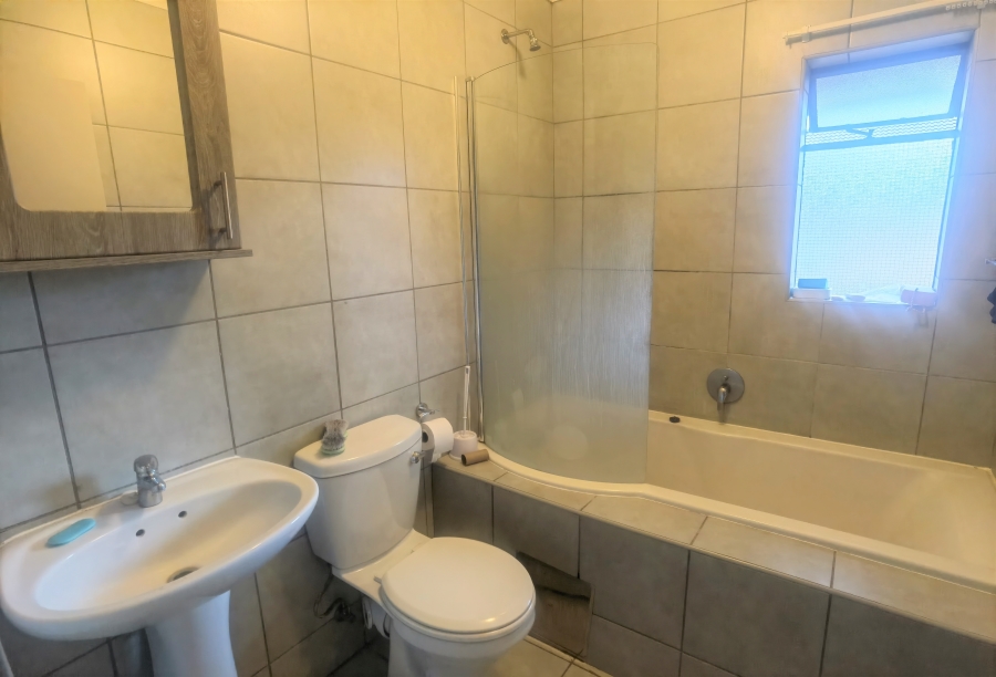 2 Bedroom Property for Sale in Heuweloord Gauteng