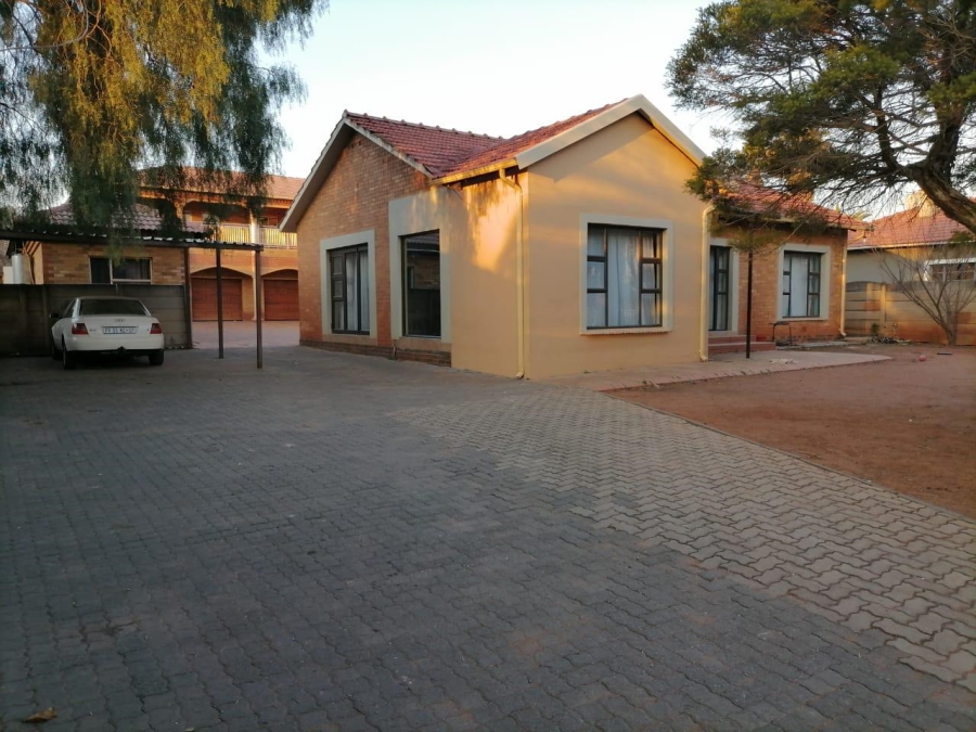 7 Bedroom Property for Sale in Clayville Gauteng