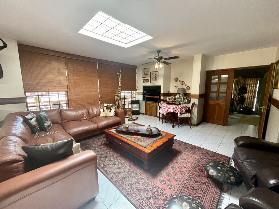 4 Bedroom Property for Sale in Die Hoewes Gauteng