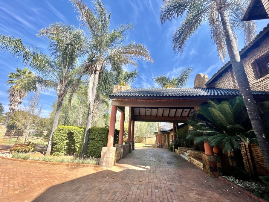 4 Bedroom Property for Sale in Die Hoewes Gauteng
