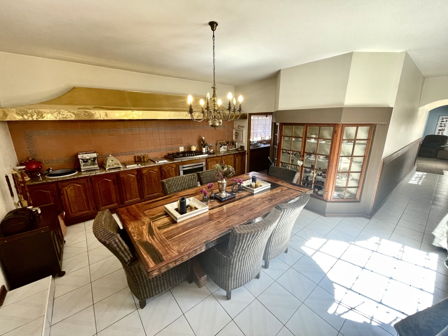 4 Bedroom Property for Sale in Die Hoewes Gauteng