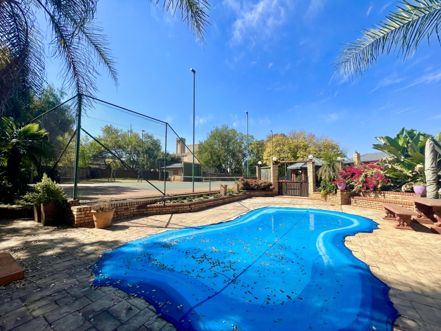 4 Bedroom Property for Sale in Die Hoewes Gauteng