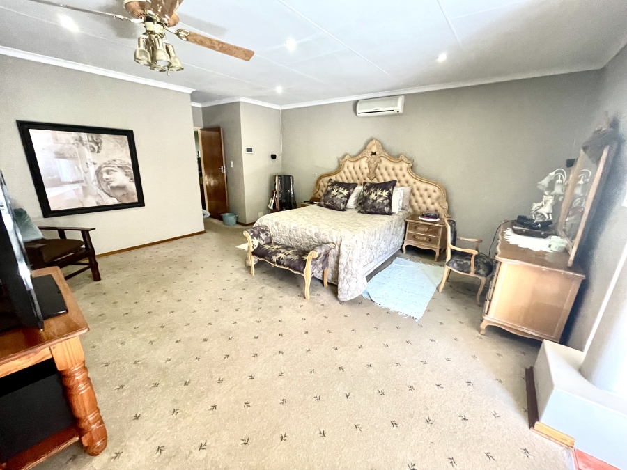 4 Bedroom Property for Sale in Die Hoewes Gauteng