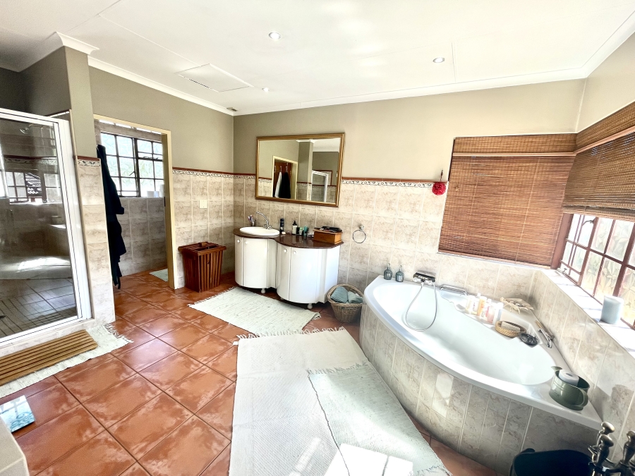 4 Bedroom Property for Sale in Die Hoewes Gauteng