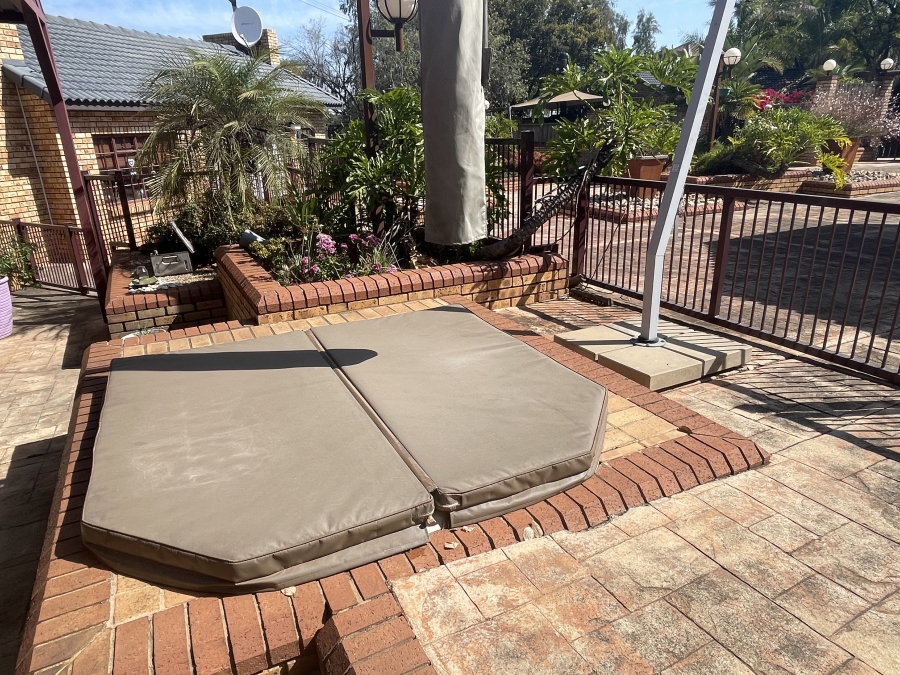 4 Bedroom Property for Sale in Die Hoewes Gauteng
