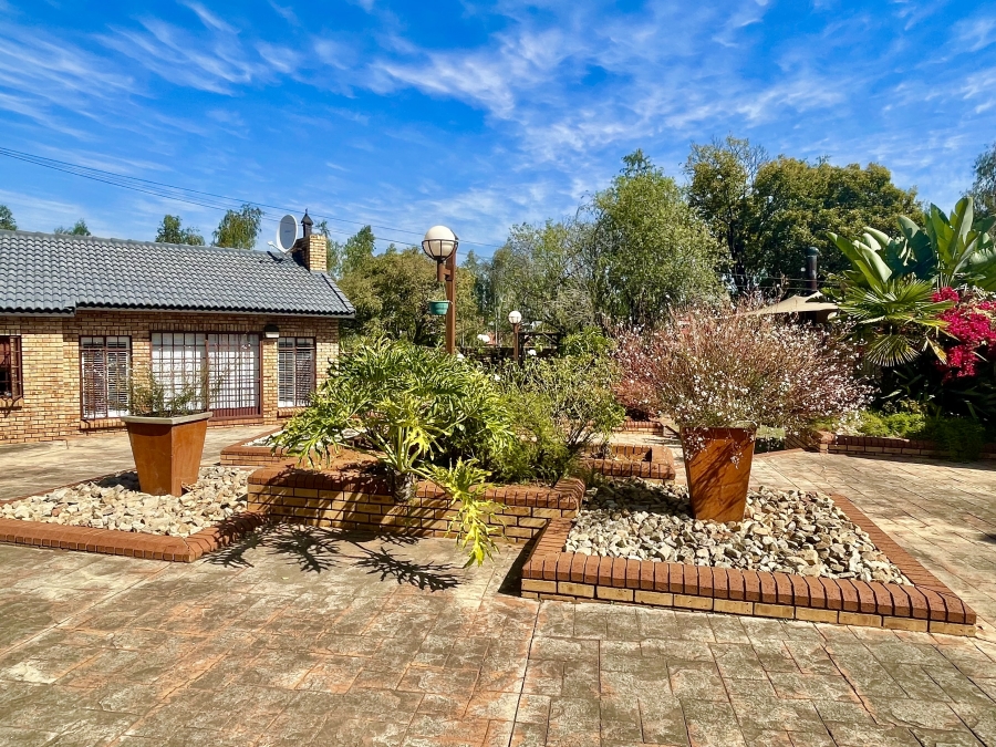 4 Bedroom Property for Sale in Die Hoewes Gauteng