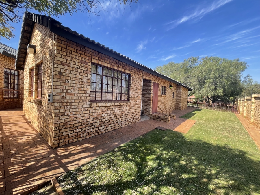 4 Bedroom Property for Sale in Die Hoewes Gauteng