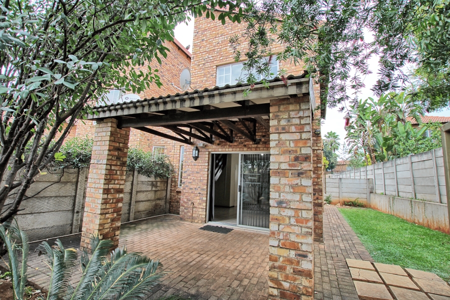 2 Bedroom Property for Sale in Sonneglans Gauteng