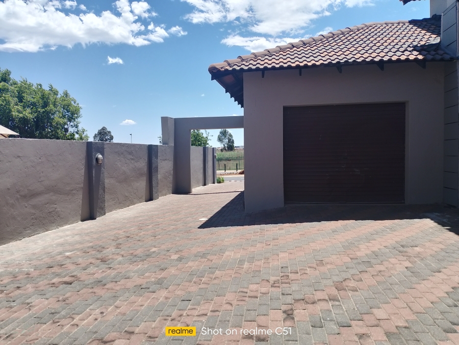 5 Bedroom Property for Sale in Helderwyk Gauteng