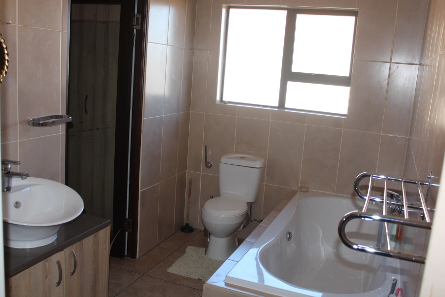 5 Bedroom Property for Sale in Helderwyk Gauteng