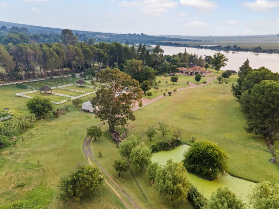 4 Bedroom Property for Sale in Theoville Gauteng