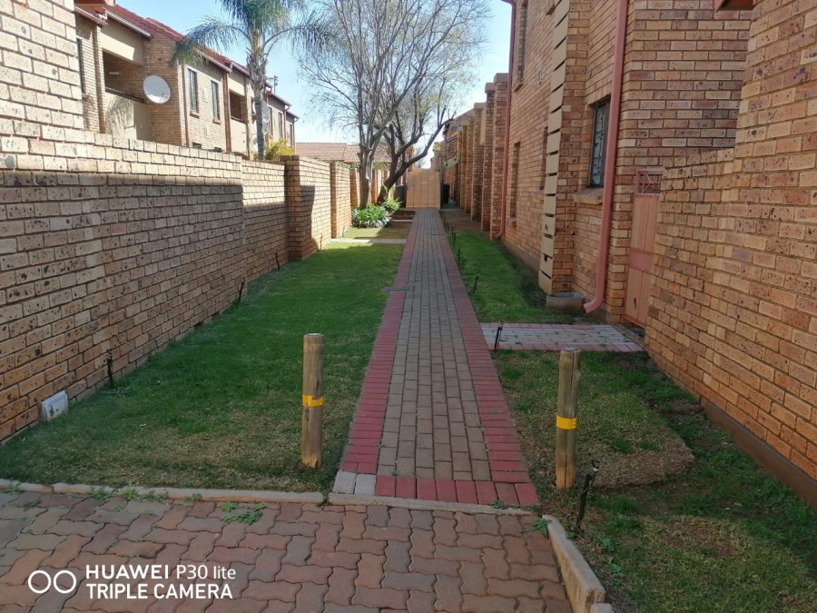 To Let 2 Bedroom Property for Rent in Equestria Gauteng
