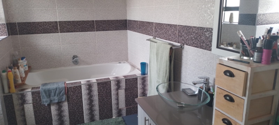 4 Bedroom Property for Sale in Helderwyk Gauteng