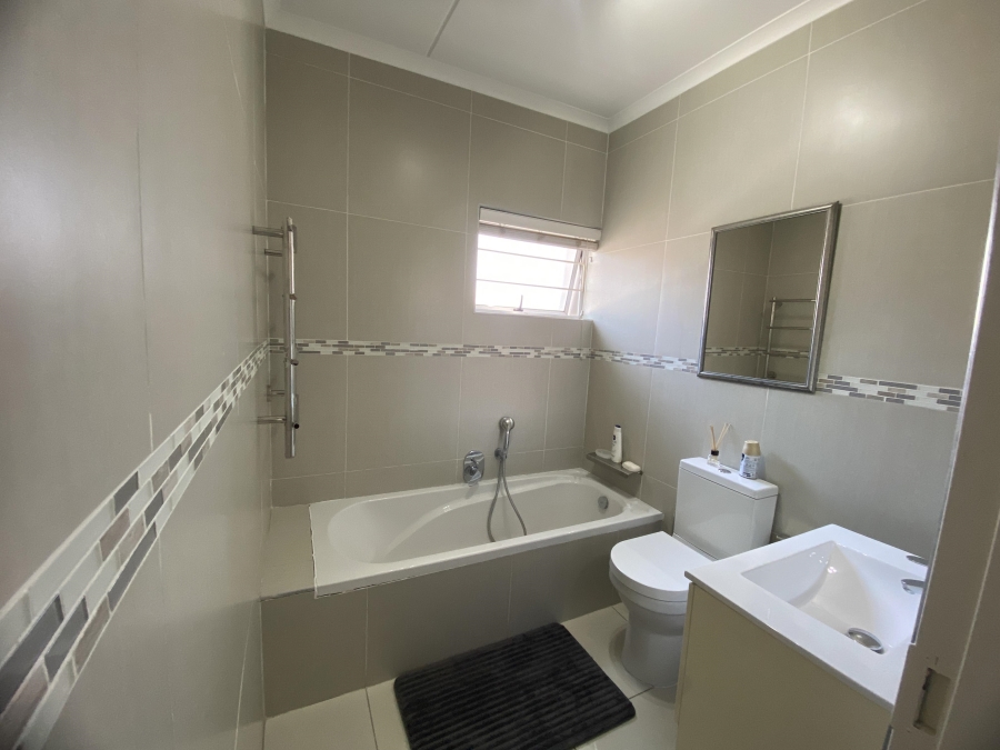 2 Bedroom Property for Sale in Lonehill Gauteng