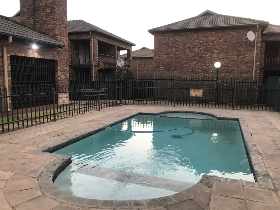 2 Bedroom Property for Sale in Sonneveld Gauteng