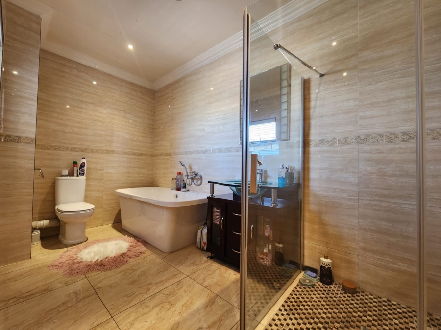 6 Bedroom Property for Sale in Helderwyk Gauteng