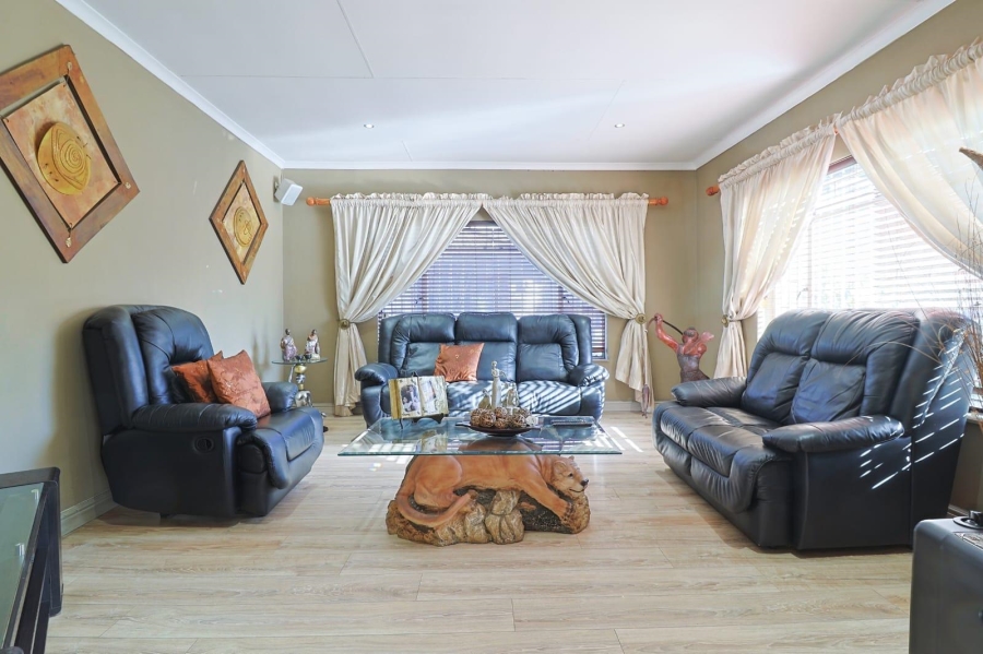 4 Bedroom Property for Sale in General Albertspark Gauteng