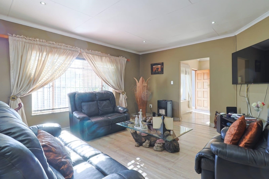 4 Bedroom Property for Sale in General Albertspark Gauteng