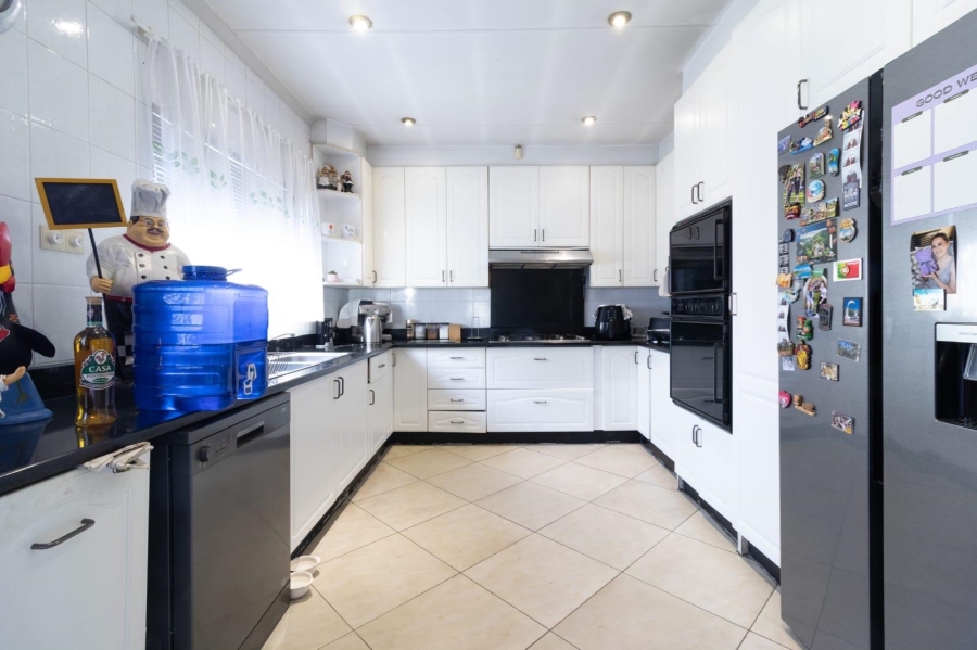 4 Bedroom Property for Sale in General Albertspark Gauteng