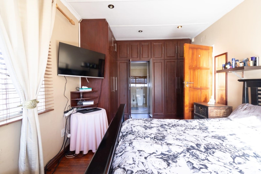4 Bedroom Property for Sale in General Albertspark Gauteng