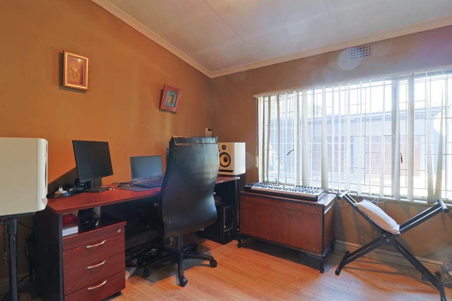 4 Bedroom Property for Sale in General Albertspark Gauteng