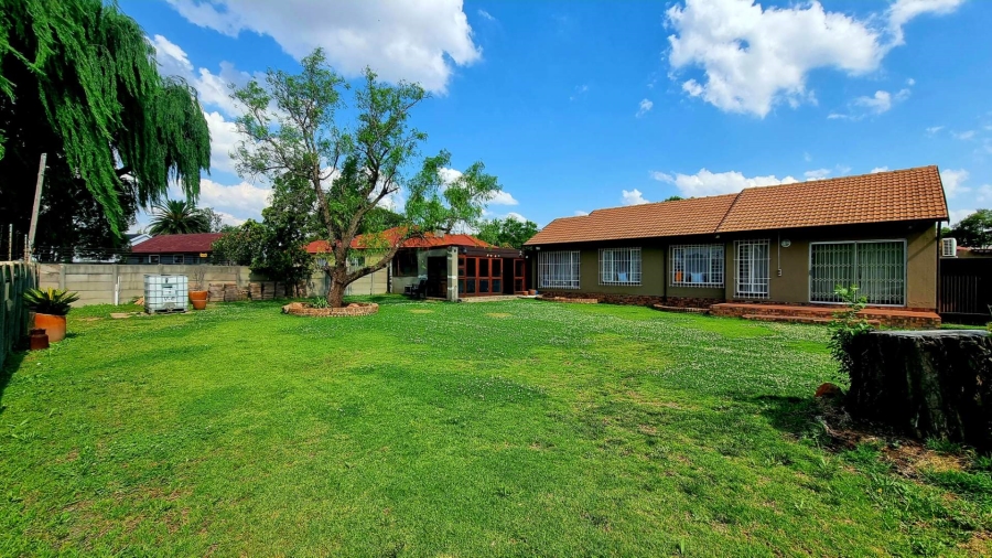 3 Bedroom Property for Sale in Brackendowns Gauteng