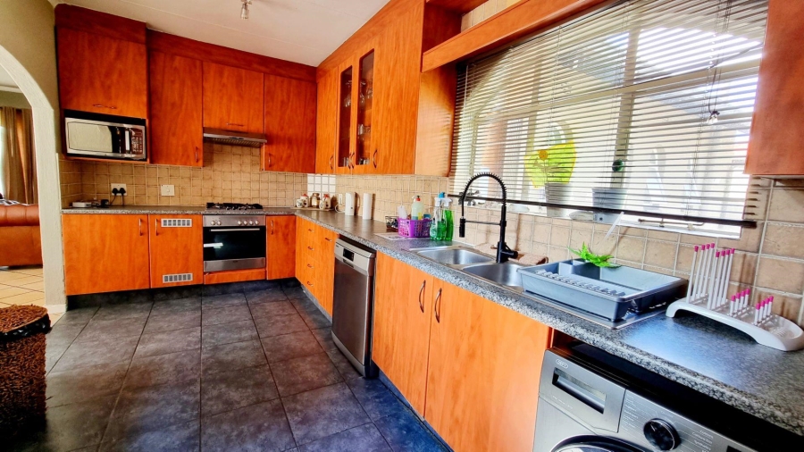 3 Bedroom Property for Sale in Brackendowns Gauteng