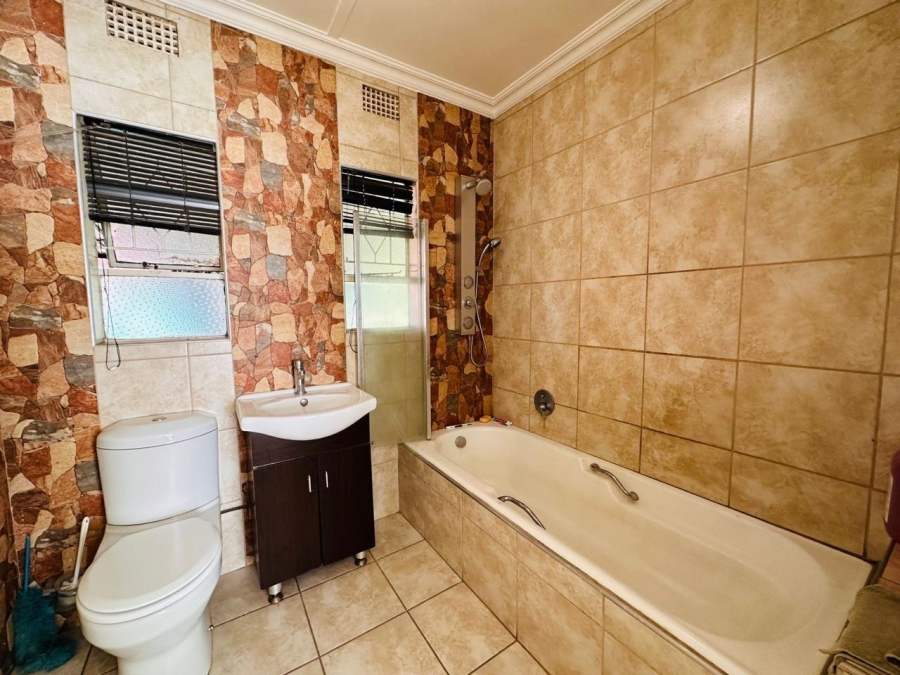 4 Bedroom Property for Sale in Verwoerdpark Gauteng