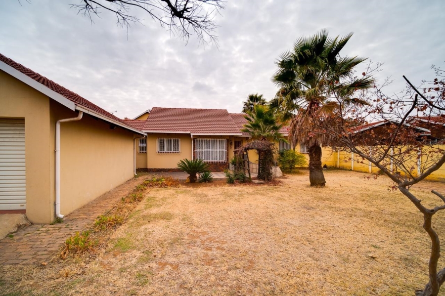 5 Bedroom Property for Sale in Verwoerdpark Gauteng