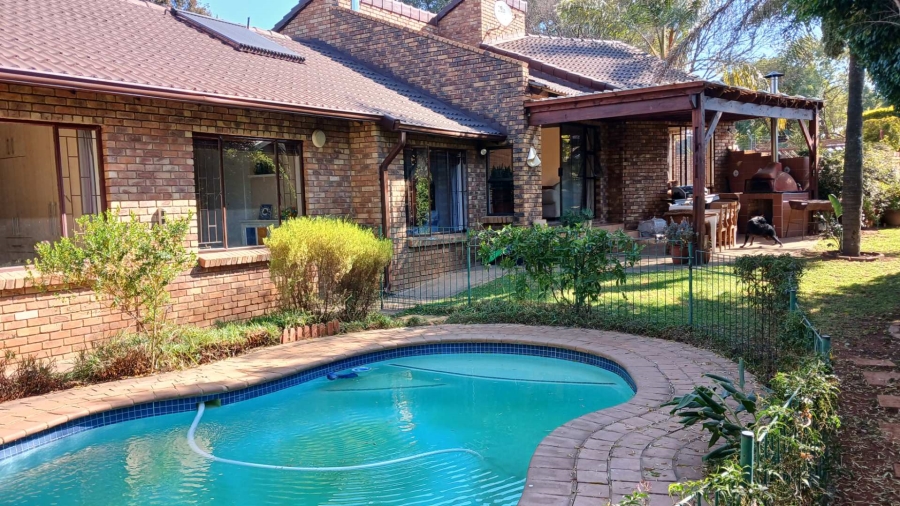 4 Bedroom Property for Sale in Hurlingham Manor Gauteng