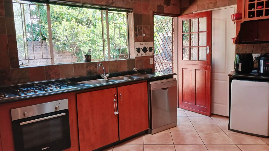 4 Bedroom Property for Sale in Hurlingham Manor Gauteng