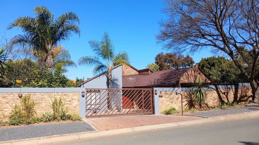 4 Bedroom Property for Sale in Hurlingham Manor Gauteng