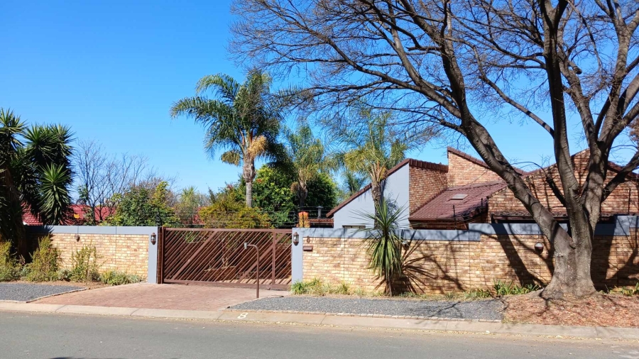 4 Bedroom Property for Sale in Hurlingham Manor Gauteng