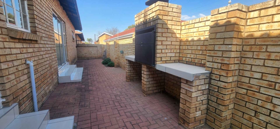 3 Bedroom Property for Sale in New Redruth Gauteng