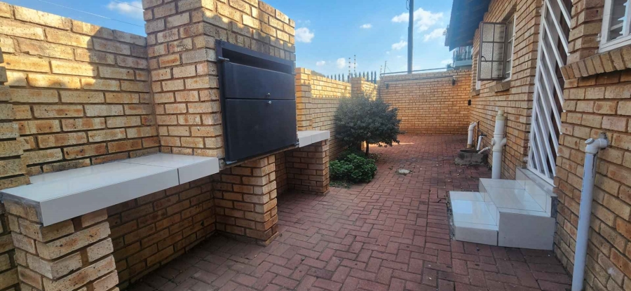 3 Bedroom Property for Sale in New Redruth Gauteng