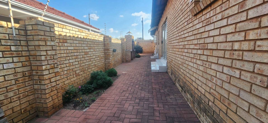 3 Bedroom Property for Sale in New Redruth Gauteng